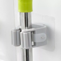 Móc dán tường kẹp giữ chổi, móc kẹp chổi, móc giữ cây lau, móc treo tường đơn giản tiện lợi. 