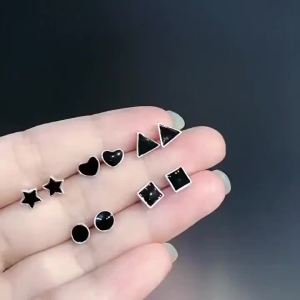 S925 เงินสเตอร์ลิงสีดำบุคลิกภาพเรขาคขวางมินิต่างหูพื้นฐาน