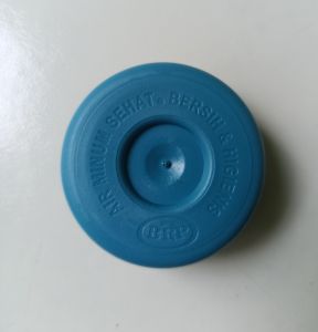 Tutup galon Isi Ulang Warna Biru Kemasan disusun rapih jumlah sesuai pilihan.