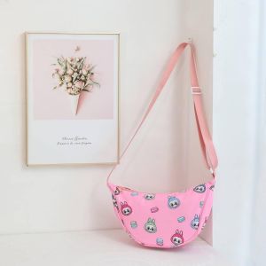 🔥 กระเป๋าเกี๊ยว ใบนี้คือใส่ของได้จุแบบซะใจสุดๆ ลาย Monster มาใหม่ เนื้อผ้านุ่ม กันน้ำ สายสะพายปรับความยาวได้ ด้านในมีช่องแยกของ ขนาด 34×10×18 cm