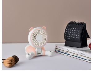 พัดลมคล้องคอ พัดลมห้อยคอ Mini Fan พัดลมตั้งโต๊ะขนาดเล็ก พัดลมมือจับ พัดลมหมีน้อย ใบพัด 7 ใบ ขนาด 2.5 นิ้ว ให้แรงลม 3 ระดับ แบตฯต่อเนื่อง 12 ช.ม.