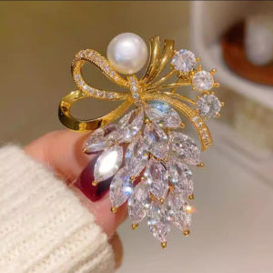 XYJ Flash Sale Home เข็มกลัดแฟชั่นประดับคริสตัลรูปโบว์ติดมุกเสื้อโค้ทสำหรับผู้หญิงของขวัญเครื่องประดับ