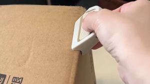 1Pc Package Opener Portable Magnetic Box Cutter Auto-Retract Utility Knives with Safety Ceramic Blades & Right Angle Groove for Cardboard Crafts Ceramic Box Cutter