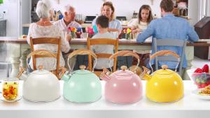 กาต้มน้ำชา GGC สำหรับเตา 85OZ/2.6QT กาต้มน้ำชาแบบมีเสียงสำหรับต้มน้ำนมหรือกาแฟ กาต้มน้ำชาสแตนเลสสีชมพูพร้อมลายไม้และด้ามจับพับได้ การออกแบบควบคุมน้ำออกจากกา