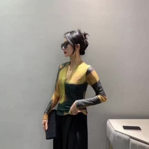 AMMIN เสื้อยืดคอวีพิมพ์ลายเสื้อสตรีผ้าฝ้ายแขนยาวกราฟฟิตีเสื้อเบลาส์ขนาดพลัสสวยสง่าสไตล์เกาหลีสีตัดกันแฟชั่นสีตัดกันสำหรับฤดูใบไม้ผลิ/ฤดูร้อน2024