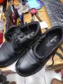 sepatu safety. 