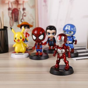 ANCIENT ไอรอนแมน ตุ๊กตาแกว่งแสงอาทิตย์ พลาสติกทำจากพลาสติก คาวาอิ ตุ๊กตาภาพเคลื่อนไหวพลังงานแสงอาทิตย์ เครื่องประดับตู้ทีวี สร้างสรรค์และสร้างสรรค์ รูปแกะสลักแดชบอร์ดรถ บ้านในบ้าน