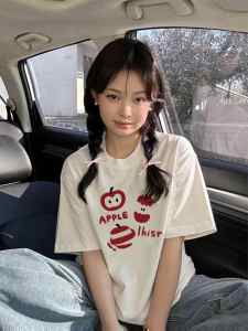 Kaos Wanita Lengan Pendek 2025 - Sablon Apel Kreatif Gaya Korea Bahan Katun Tipis Adem Premium [Oversize Nyaman + Desain Streetwear Trendi] Ukuran Besar Santai & Serbaguna Untuk Wanita Pendek Menghasilkan Siluet Langsing Pakaian Sweet & Bold Gratis Ongkir