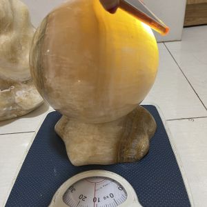 Cầu bi đá phong thủy màu vàng đường kính 19 cm nặng 11 kg cho người mệnh Kim và Thổ