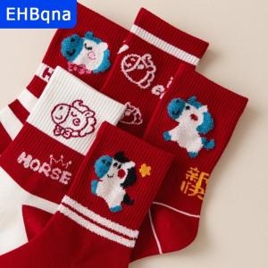 [COD] EHBqna SPORTS ถุงเท้าสีแดงลายม้าถุงเท้าวัยกลางคนให้ความอบอุ่นสำหรับฤดูใบไม้ร่วงและฤดูหนาว1คู่ถุงเท้าลายการ์ตูนม้าโพนี่ของขวัญสำหรับงานเลี้ยงปีใหม่