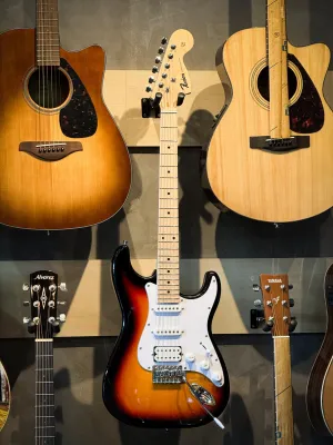 กีต้าร์ไฟฟ้า Siam music ST-001 / Fusion FST-01 / ST-SSH-F คอดำ ปิ๊กอัพ SSS ทรง Stratocaster (เซตพร้อมแอมป์สุดคุ้ม)