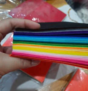 ผ้าสักหลาดหลากสี หนา 1 mm.ใช้ทำสื่อการเรียนการสอน ทำตุ๊กตา ทำแผ่นป้าย ประดับบอร์ด ฯลฯ สีสวย ขนาด 15x15 cm. มีชุดละ 10 20 40 สี