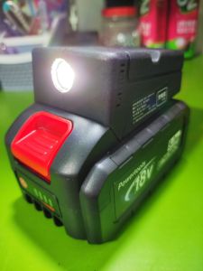 Sạc điện thoại dùng pin máy khoan trung quốc 18V 2 cổng USB Type-C và 1 đèn LED