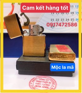 LA MÃ - BẬT LỬA ZIPPO MÀU VÀNG LOẠI XƯỚC NGANG Mọc La mã Vỏ bằng đồng ruột thép có tem đỏ