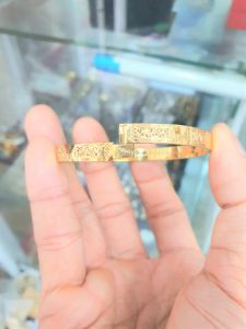 Ký hiệu+ Không Phai Màu Vòng Cặp Chạm Bản 6MM Phay Chạm Sáng Vàng Vonfram Cao Cấp-Dùng vĩnh viễn tắm rửa thoải mái