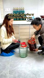 máy hút nước tự động phù hợp với nhiều loại bình bạn chỉ việc ấn nút rất tiện dụng sử dụng sạc USB hàng loại tốt