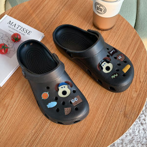 LHMonday  ราคาดีพร้อมส่ง รองเท้ารัดส้นลำลองผู้ชาย งานแฟชั่น น้ำหนักเบา ใส่สบายเท้า ดีไซน์สวย งานสีพื้นพร้อมส่งให้เลือกหลากหลายสี มาพร้อมตัวการ์ตูนน้องหมาติดรองเท้าสุดน่ารัก พิกัดในตะกร้าเลย