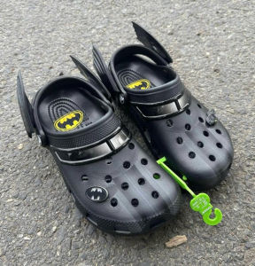 Giày sục crocs chuẩn xịn chống hôi chân nhựa tế bào êm mềm đúc liền khối siêu bền đi mưa lội nước đi biển Batman cho nam và các bé trai lớn màu đen