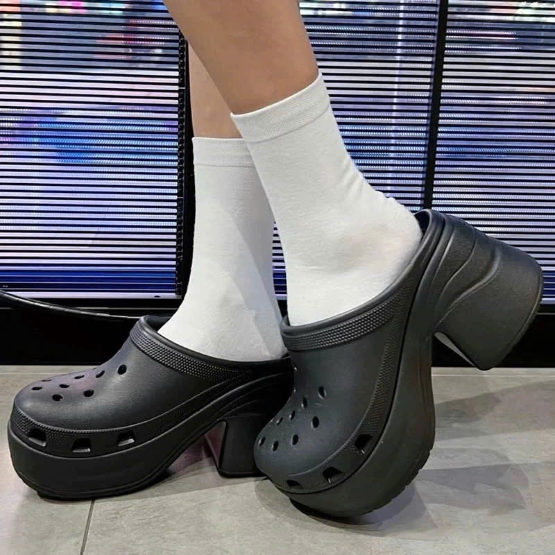 Dép đế đúc đi biển mùa hè: 3 sai lầm thường gặp và cách chọn dép êm chân cho chị em