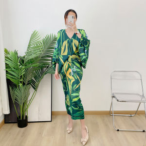 Miyake Pleated V-neck Dress Loose Large Size Western Style Printed European and American 20178-19