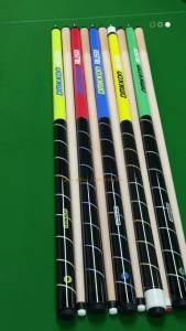 ไม้คิวบิลเลียดปลายหนังระดับมืออาชีพ 13 มม. ไม้คิวส่วนบุคคล ไม้คิวมืออาชีพ ไม้แอชขาว ไม้คิวแยกชิ้น ไม้คิวบิลเลียดเก้าลูก สีดำแปด