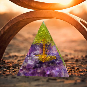 Crystal Energy Orgone Pyramid Mold Wealth Prosperity Peridot Healing Gem（Optional luminous base）