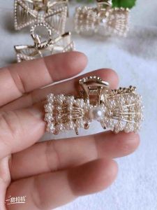 Ready Stock Fashion Zaya 4.5cm Metal Pearl Hair Claw Clip Elegant Hair Clip Hair Accessories时尚簪雅珍珠蝴蝶结抓夹气质合金鲨鱼夹发夹发饰头饰