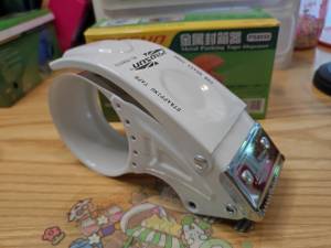 ฟรีสติ๊กเกอร์ 5 แผ่น พร้อมส่ง ตัวตัดเทป 2 นิ้ว ที่ตัดเทปเหล็ก ที่ตัดเทปโอพีพี ที่ตัดเทป opp แท่นตัดเทป opp ที่ตัดเทปเหล็ก