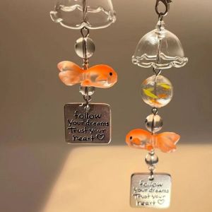 CRYST ตัวอักษรสำหรับเด็ก พวงกุญแจลูกปัดปลาทอง อุปกรณ์ตกแต่งรถยนต์ ถุงแขวนกระเป๋า จี้ปลาทองกระดิ่งลม ของขวัญสำหรับเด็ก เครื่องประดับสำหรับตกแต่ง ห่วงโซ่โทรศัพท์ลูกปัด เด็กหญิง/เด็กชาย