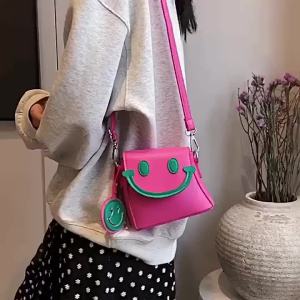 CINVAI&KROZE  กระเป๋าสี่เหลี่ยมเล็กน่ารักลายการ์ตูนหน้ายิ้มสำหรับเด็กผู้หญิง ดีไซน์เฉพาะ กระเป๋าสะพายไหล่
