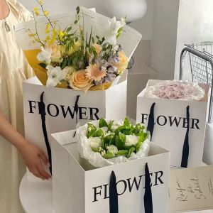 HUI ถุงกระดาษ สีขาว ถุงFLOWER ถุงหูหิ้วเชือก สีดำยาวอยู่  ใส่ดอกไม้ ใส่ของขวัญ สะพายข้างได้ค่ะ พร้อมส่งด่วน