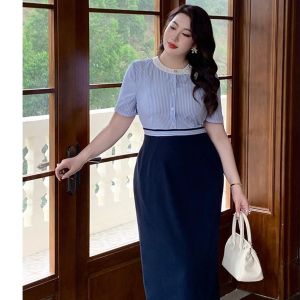 đầm công sở dáng dài Thiết kế phối màu xanh đen tinh tế cùng chi tiết sọc dọc ở thân trên tạo hiệu ứng thị giác giúp vóc dáng thon gọn vt94-0925