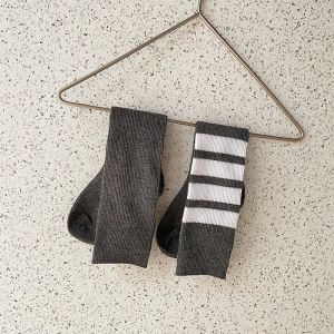 Tất gối kẻ sọc 2 bên bé trai bé gái thom phong cách thể thao cực ngầu