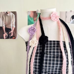 STMEN สีทึบทึบ ผ้าคลุมไหล่ขนสัตว์กุหลาบ โครเชต์ทำด้วยมือ ตกแต่งด้วยการแต่งตัว ผ้าพันคอถักนิตติ้ง น่ารักน่ารักๆ สไตล์เกาหลีแบบ ผ้าพันคอยาวแคบ สำหรับผู้หญิง