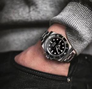 Black mens watch fully silver stainless steel bracelet white hands and hour markers night light (lume) luxurious and classic design. Suitable for daily wear matches any style of clothing and workwear.