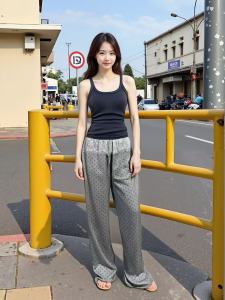 ชุดเซ็ตเสื้อเรียบหรูสีพื้นเข้าคู่กับกางเกงลูกไม้ลายจุดสุดหวาน ดีไซน์ลงตัว