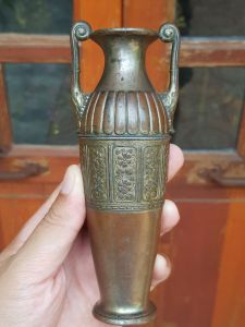 แจกันโลหะเก่า ยุควินเทจ ลายดอกไม้ ขนาดสูง 6 นิ้ว