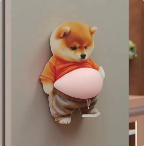 Dán tường hình chó Shiba Inu mặc áo cam và quần xám bụng phình to treo khăn giấy.