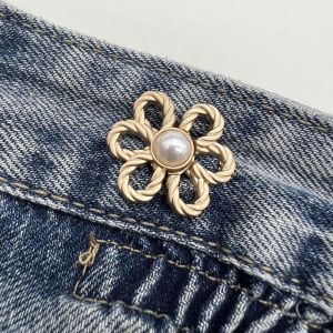 SELLYER หัวเข็มขัดเอวสูง กางเกงกระชับรูปดอกไม้ โลหะผสมอัลลอยด์ ปุ่มตะขอเกี่ยว ดอกไม้ยีนส์พอดีกระชับหัวเข็มขัด สง่างามเรียบหรู คลิปหนีบเอว กระดุมยีนส์สำหรับกางเกงยีนส์ทรงหลวม ใช้ได้ทุกเพศ