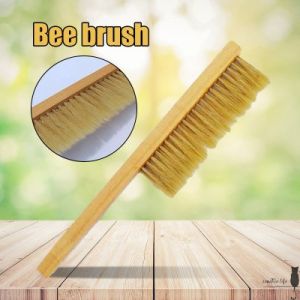 Bee Brush Sikat Anti Lebah Bee Hive Penyikat Sarang Koloni Lebah Bahan Bulu kuda Asli Warna Putih Gagang Kayu Sangat Efektif Peternakan Lebah Beekeeper Beekeeping Original Bergaransi Resmi Cerana Melifera Alat penjinak Lebah Saat Proses Panen Madu Grosir