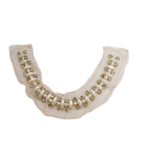 Cổ kết cườm may lên áo trang trí