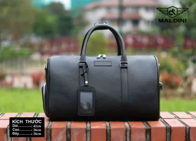 Túi đựng quần áo gôn MALDINI da bò thật nhập khẩu đựng được 5 đến 7 bộ đồ có ngăn để giày riêng biệt. Genuine cowhide mens golf bag