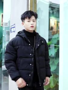 แจ็คเก็ตดาวน์สีเหลืองสำหรับผู้ชาย เสื้อโค้ทผ้าฝ้ายความยาวกลาง ชุดทำงาน แบรนด์ทันสมัย แจ็คเก็ตพัฟเฟอร์หนา มีฮู้ด เสื้อแจ็คเก็ตผ้าฝ้าย