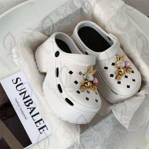 LICIA✨ รองเท้าหัวโตเสริมส้นพื้นหนา 7cm. รองเท้าส้นตึกสีพื้น แถมฟรีตัวติดคริสตัล งานยางใส่สบาย E8899✨