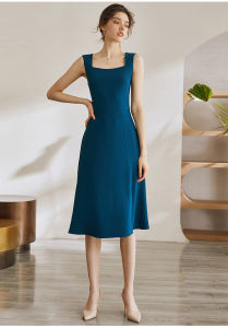 Đầm hai dây bảng to màu xanh xẻ trước cổ vuông