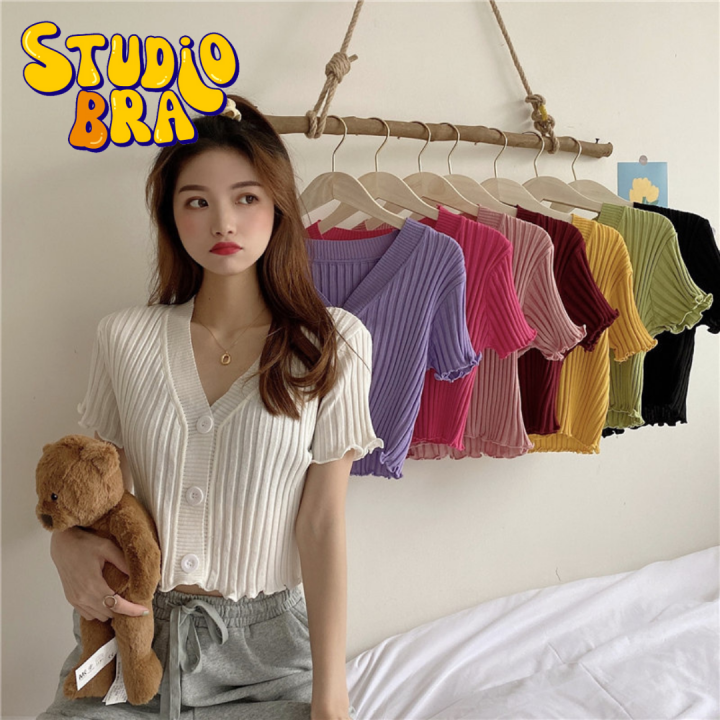 𝙎𝙩𝙪𝙙𝙞𝙤 𝘽𝙧𝙖 - เสื้อไหมพรม แขนสั้น คอวี กระดุมหน้า ผ้าร่อง (รหัส: 020 ...