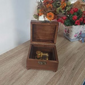 กล่องดนตรีไขลาน Sankyo สีทอง ในกล่องไม้เหลี่ยมขนาด 10×9.5×6.5 cm.