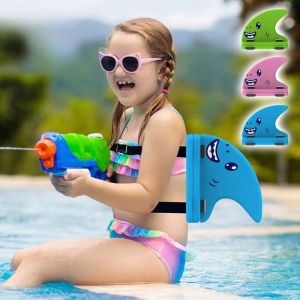 15MIN สีที่สะดุดตา บอร์ดลอย swimm เข็มขัดปรับได้ รูปทรงครีบ เด็กลอยหลัง การสนับสนุนที่สะดวกสบาย โฟมอีวีเอ ครีบฉลามลอย ทะเลสาบพูล