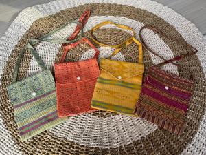 Tas Selempang Tradisional Motif Geometris Kapas Warna-Warni