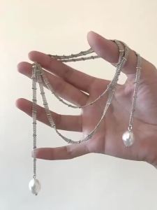 银白色蕾丝链条缠绕项链冷淡风设计感长款叠戴珍珠锁骨链Silver white lace chain wrapped necklace with a cool and stylish design long layered pearl collarbone chain